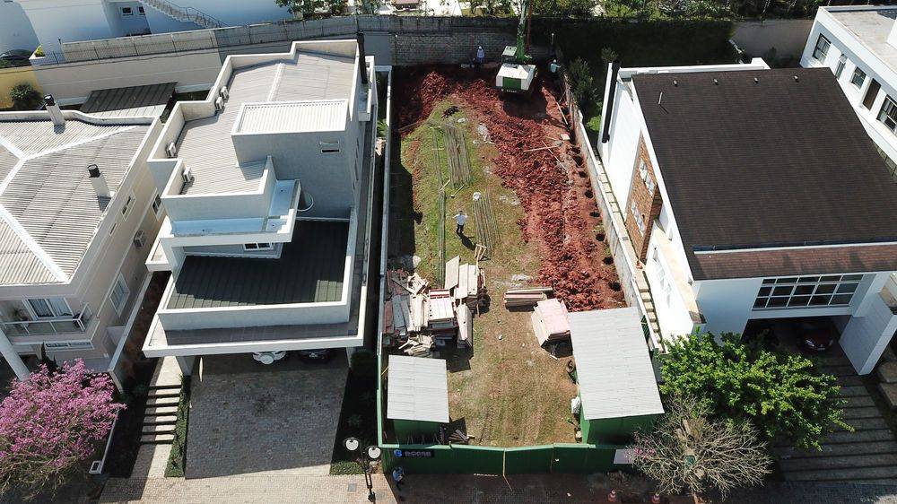 Como o terreno pode influenciar no projeto da obra